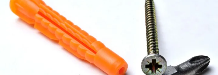 Dübel, Schraube und Schraubendreher